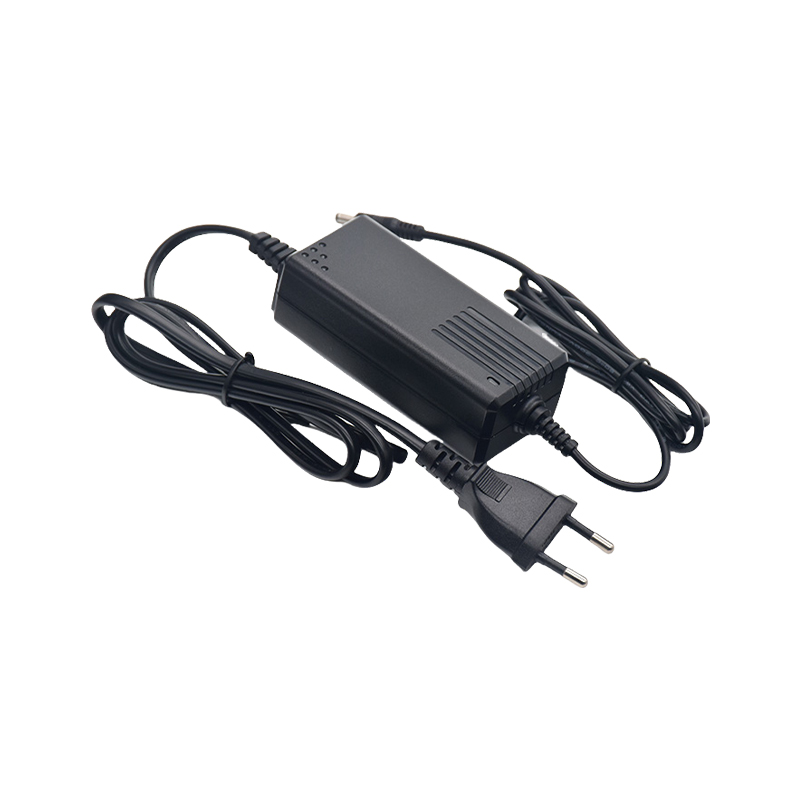 How does a desktop charger achieve intelligent power distribution when multiple devices are charging simultaneously?