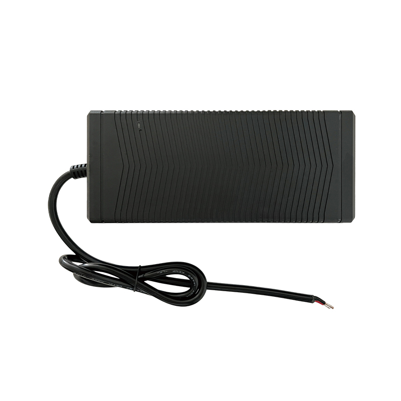 How can a desktop charger optimize current distribution efficiency when charging multiple devices simultaneously?